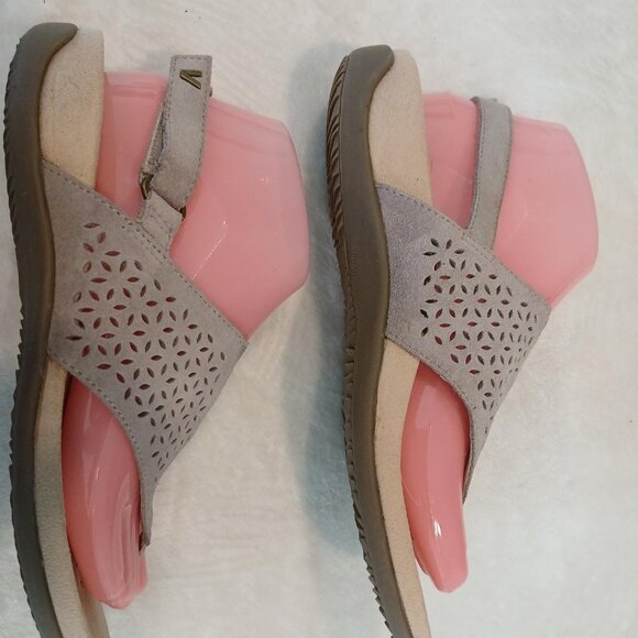 VIONICS THONGS WITH GRAY STAMPED CUT OUTS - Picture 3 of 5